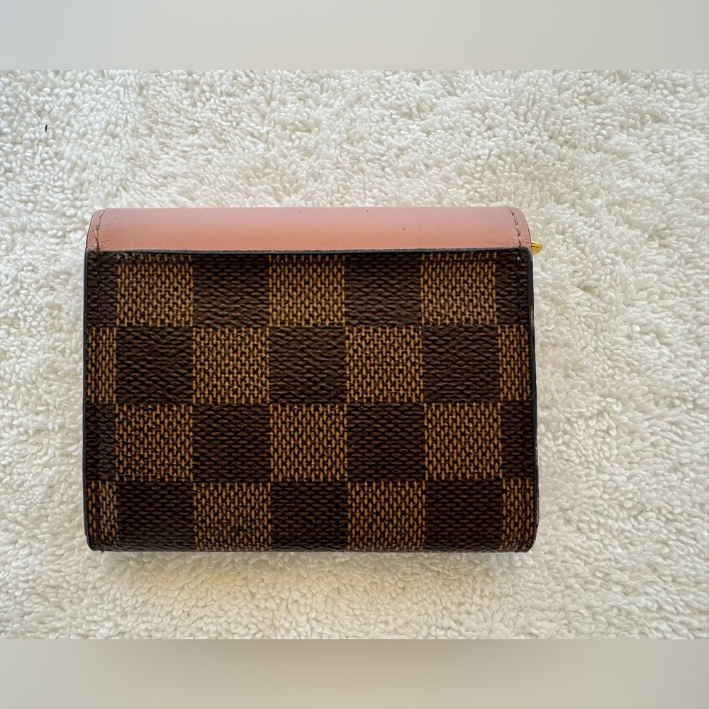 🚨SOLD🚨Louis Vuitton with COA Damier Ebene Zoe Wallet Rose Ballerine. - Picture 3 of 13